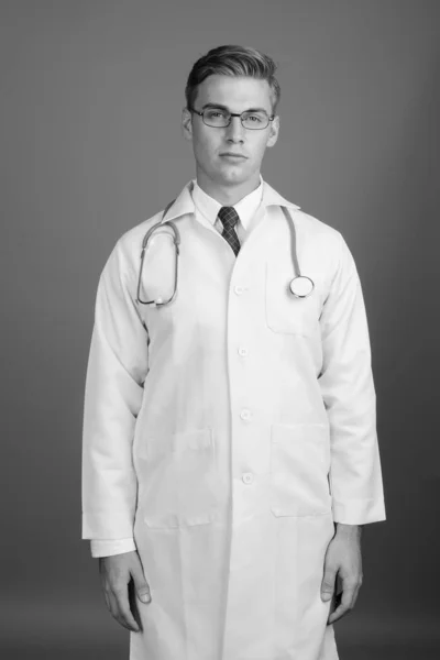 Портрет молодого красавца-врача с очками в черно-белом — стоковое фото