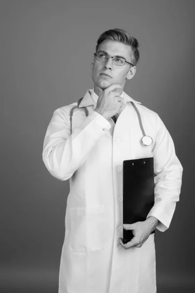 Портрет молодого красивого чоловіка лікаря з окулярами в чорно-білому — стокове фото