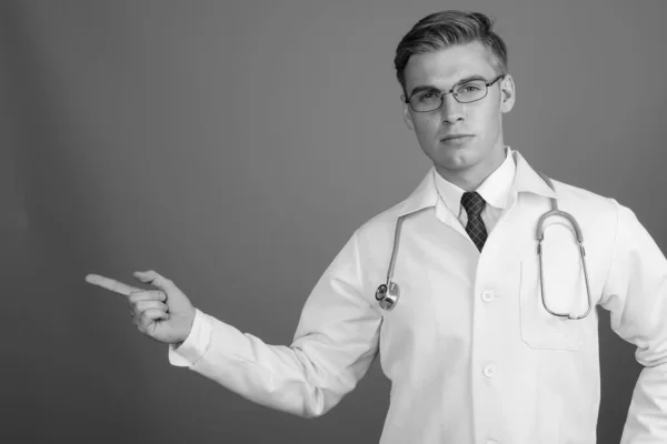 Retrato de jovem médico homem bonito com óculos em preto e branco — Fotografia de Stock