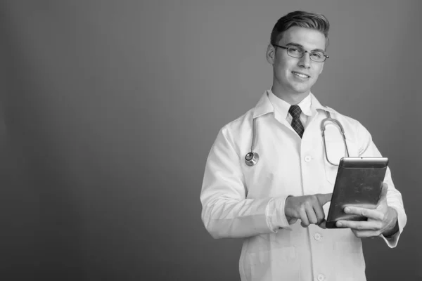 Portrait of young handsome man doctor with eyeglasses in black and white — Zdjęcie stockowe