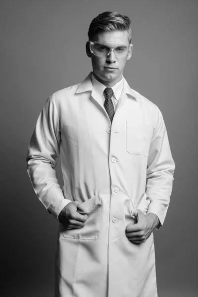 Πορτρέτο του νεαρού όμορφος άντρας γιατρός ως επιστήμονας σε μαύρο και άσπρο — Φωτογραφία Αρχείου