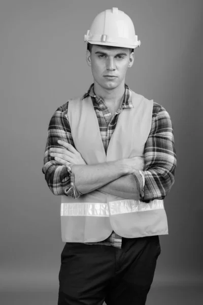 Retrato del joven trabajador de la construcción en blanco y negro —  Fotos de Stock