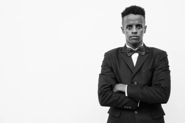 Jovem bonito empresário africano vestindo terno contra fundo branco — Fotografia de Stock