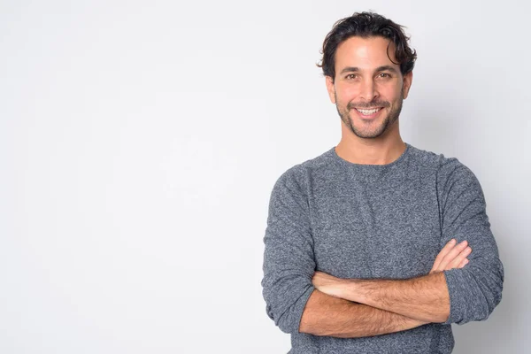 Mutlu yakışıklı İspanyol adamın kollarını çapraz gülümseyen portresi
