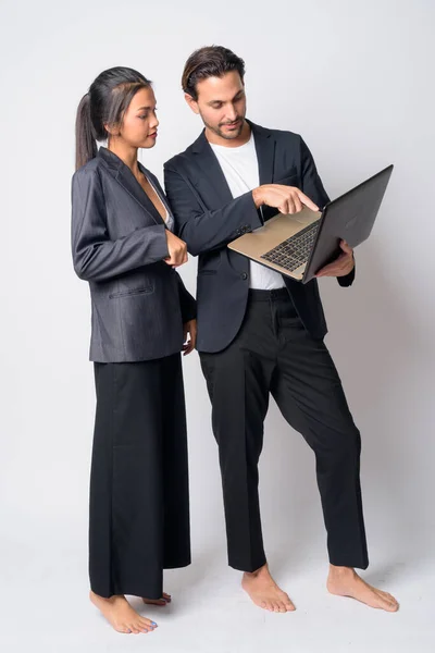 Teljes test lövés többnemzetiségű üzleti pár segítségével laptop együtt — Stock Fotó