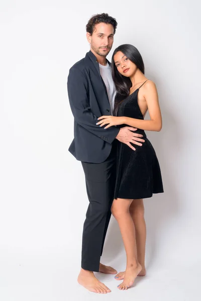 Bote de cuerpo completo de pareja de negocios multiétnicos abrazándose —  Fotos de Stock