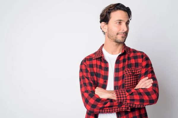 Retrato de homem hipster hispânico bonito pensando com os braços cruzados — Fotografia de Stock