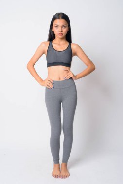 Genç Asyalı kadının tüm vücudu spor salonuna hazır.
