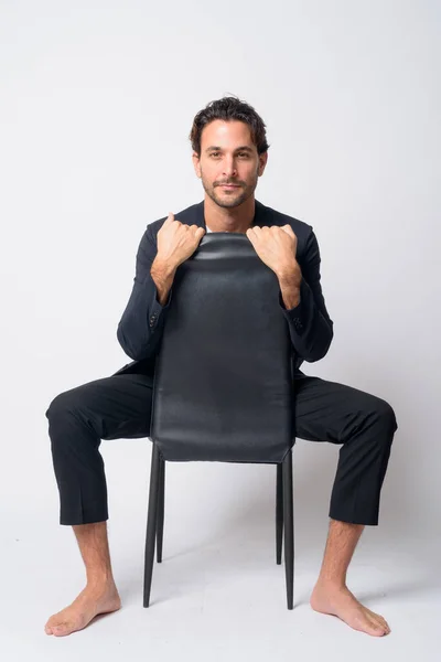 Foto de cuerpo entero del guapo empresario hispano sentado en la silla —  Fotos de Stock