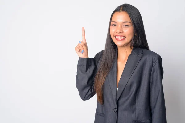 Portret van gelukkig jong mooi aziatisch zakenvrouw wijzend omhoog — Stockfoto