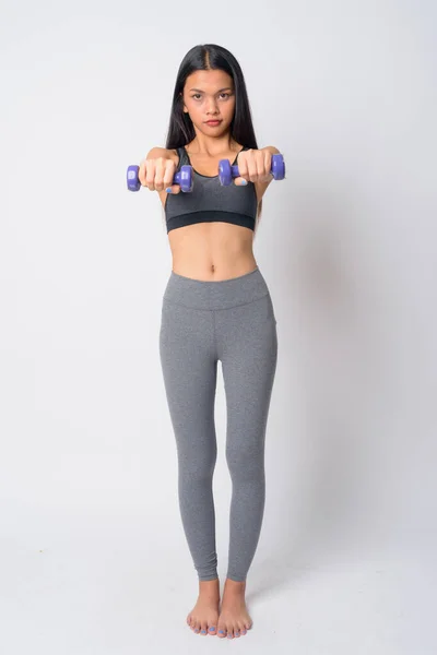 Full body shot de joven mujer asiática haciendo ejercicio con mancuernas y listo para el gimnasio —  Fotos de Stock