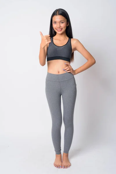 Full body shot de feliz joven asiática mujer dando pulgares arriba listo para el gimnasio —  Fotos de Stock