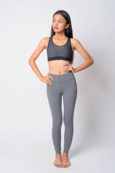 Cuerpo completo de joven mujer asiática pensando listo para el gimnasio —  Fotos de Stock
