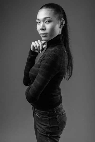 Молодих красивих азіатських транссексуалів жінка в чорному та білому — стокове фото