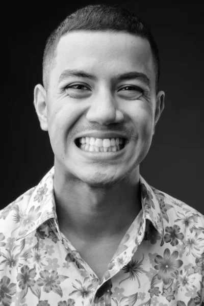 Jonge multi-etnisch Aziatische toeristische man tegen bruine achtergrond — Stockfoto