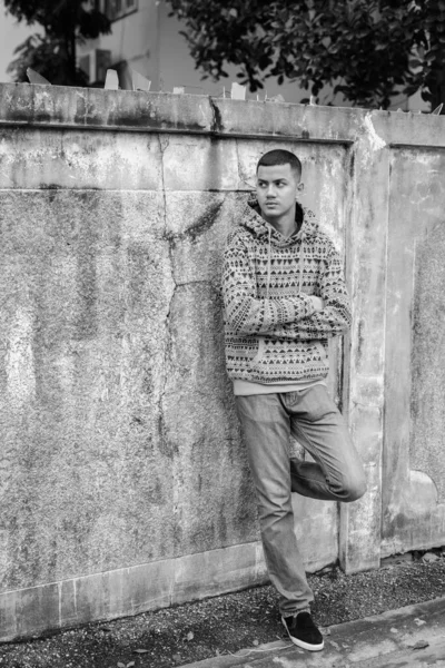 Νεαρός πολυεθνικός Ασιάτης σε εξωτερικούς χώρους σε μαύρο και άσπρο — Φωτογραφία Αρχείου