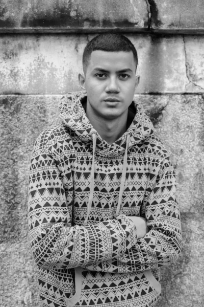 Fiatal multi etnikai ázsiai férfi szabadban fekete-fehér — Stock Fotó