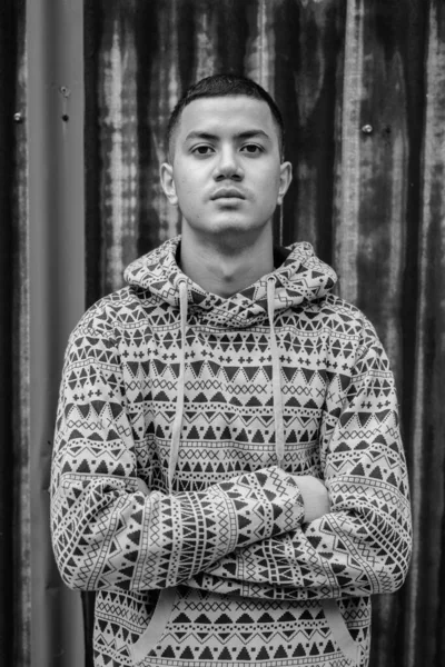 Ung multietnisk asiatisk man utomhus i svart och vitt — Stockfoto