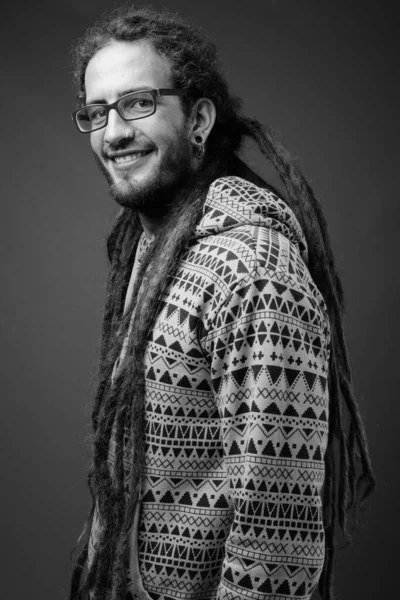 Joven hombre hispano guapo con rastas en blanco y negro — Foto de Stock