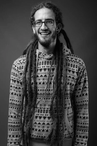 Jovem homem hispânico bonito com dreadlocks em preto e branco — Fotografia de Stock