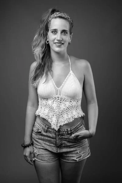 Молода іспаномовна жінка в чорно-білому — стокове фото