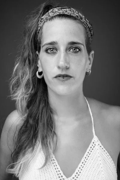 Junge schöne hispanische Frau in schwarz und weiß — Stockfoto