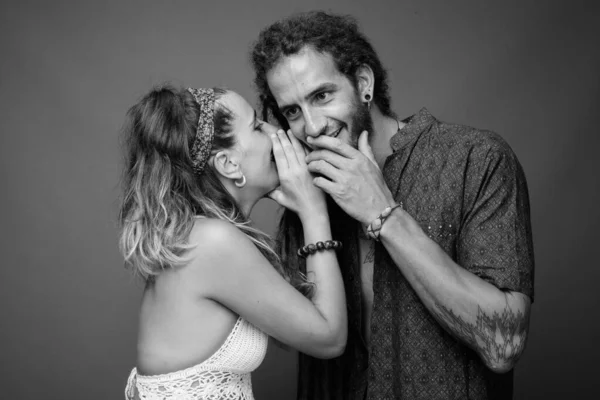 Studio plan de jeune couple hispanique ensemble en noir et blanc — Photo