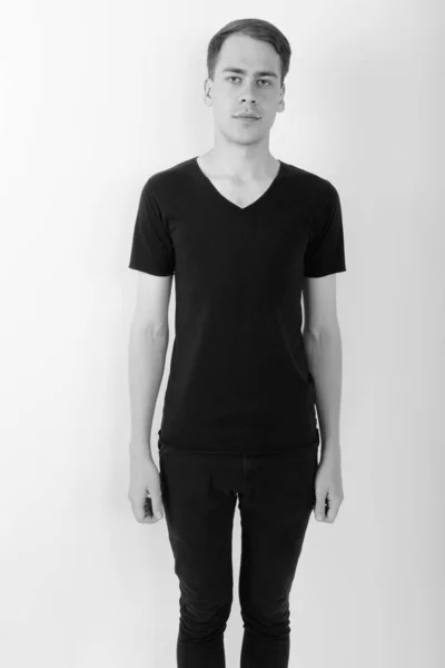 Siyah Tişörtlü Beyaz Arka Planlı Siyah Beyaz Genç Bir Adamın — Stok fotoğraf
