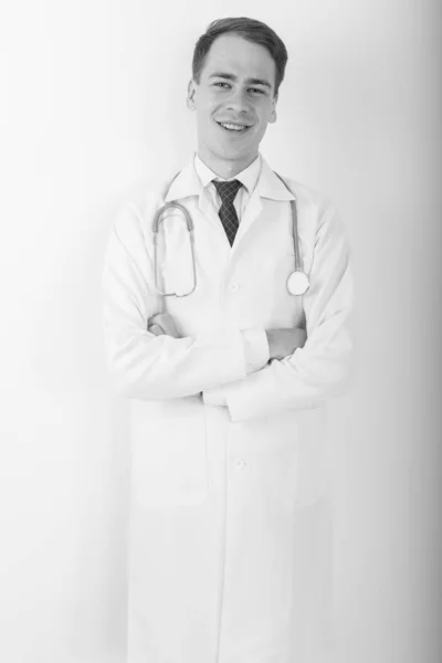 Studio Záběr Mladý Pohledný Muž Lékař Proti Bílému Pozadí Černobílé — Stock fotografie