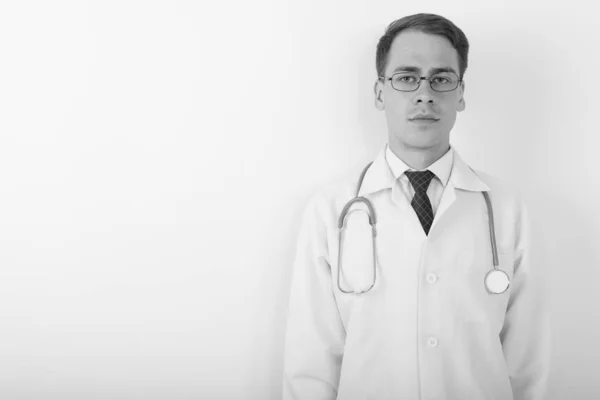 Στιγμιότυπο Του Νεαρού Όμορφου Άνδρα Γιατρό Φορώντας Γυαλιά Λευκό Φόντο — Φωτογραφία Αρχείου