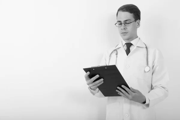 Estudio Joven Guapo Doctor Con Anteojos Sobre Fondo Blanco Blanco — Foto de Stock