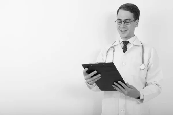 Στιγμιότυπο Του Νεαρού Όμορφου Άνδρα Γιατρό Φορώντας Γυαλιά Λευκό Φόντο — Φωτογραφία Αρχείου
