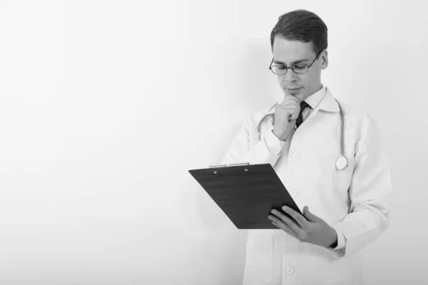 Estudio Joven Guapo Doctor Con Anteojos Sobre Fondo Blanco Blanco —  Fotos de Stock