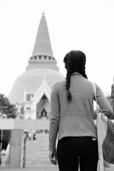 Porträtt Ung Vacker Asiatisk Turist Kvinna Utforska Nakhon Pathom Provinsen — Stockfoto