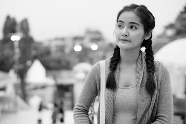 Portré Fiatal Gyönyörű Ázsiai Turista Felfedező Nakhon Pathom Tartomány Thaiföldön — Stock Fotó