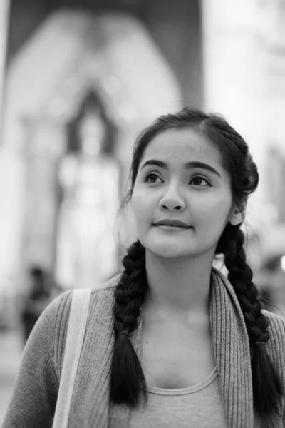 年轻美丽的亚洲女游客的画像 她穿着黑白相间的衣服在泰国的纳孔路径省探险 — 图库照片