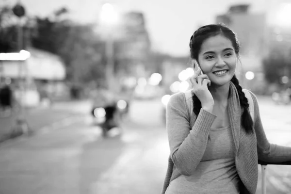 Portret Van Jonge Mooie Aziatische Toeristische Vrouw Verkennen Nakhon Pathom — Stockfoto