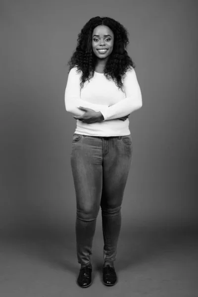 Estudio Joven Hermosa Mujer Africana Con Pelo Afro Sobre Fondo — Foto de Stock