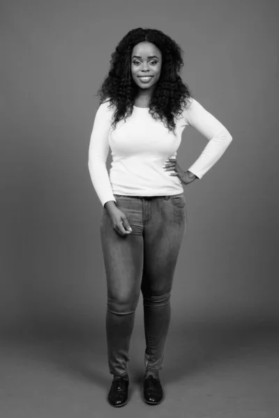 Siyah Beyaz Gri Arka Planda Afro Saçlı Güzel Afrikalı Bir — Stok fotoğraf