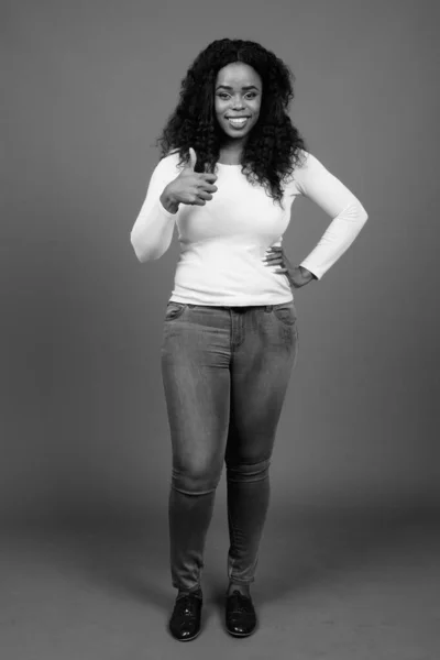 Studio Photo Jeune Belle Femme Africaine Avec Des Cheveux Afro — Photo
