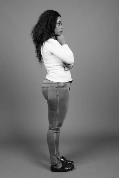 Siyah Beyaz Gri Arka Planda Afro Saçlı Güzel Afrikalı Bir — Stok fotoğraf