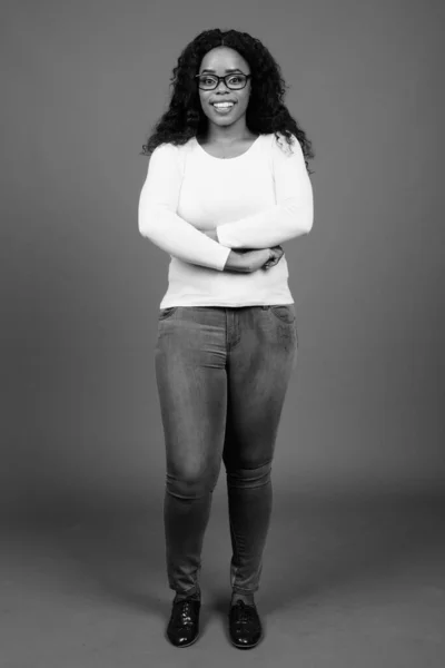 Estudio Joven Hermosa Mujer Africana Con Pelo Afro Sobre Fondo — Foto de Stock