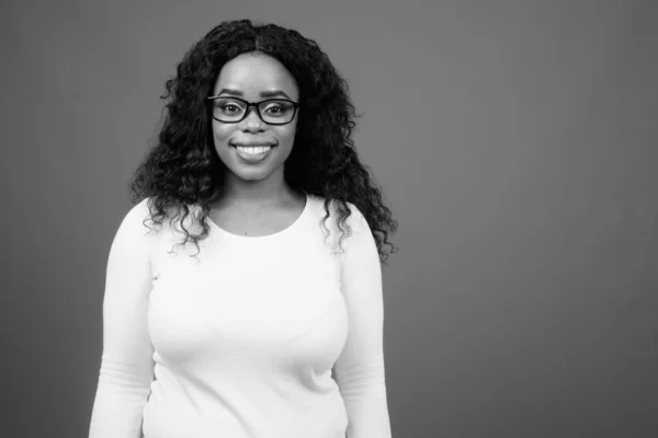 Studio Photo Jeune Belle Femme Africaine Avec Des Cheveux Afro — Photo