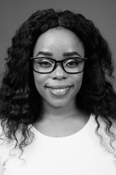 Studio Photo Jeune Belle Femme Africaine Avec Des Cheveux Afro — Photo