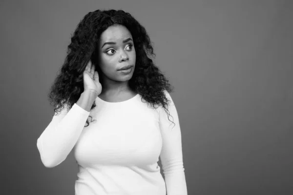 Studio Photo Jeune Belle Femme Africaine Avec Des Cheveux Afro — Photo