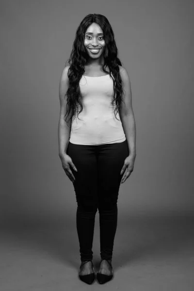 Estudio Joven Mujer Africana Hermosa Con Pelo Largo Rizado Sobre — Foto de Stock