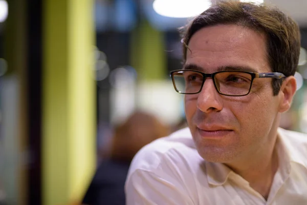 Hombre de negocios persa guapo relajándose en la cafetería — Foto de Stock