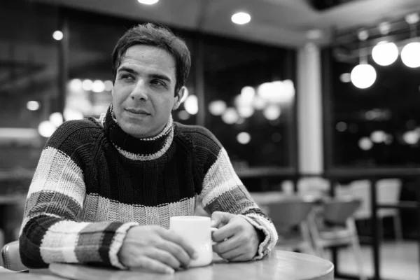 Hombre persa guapo relajándose en la cafetería — Foto de Stock