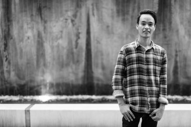 Genç yakışıklı Hintli adam siyah beyaz şehri keşfediyor.