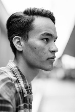 Genç yakışıklı Hintli adam siyah beyaz şehri keşfediyor.